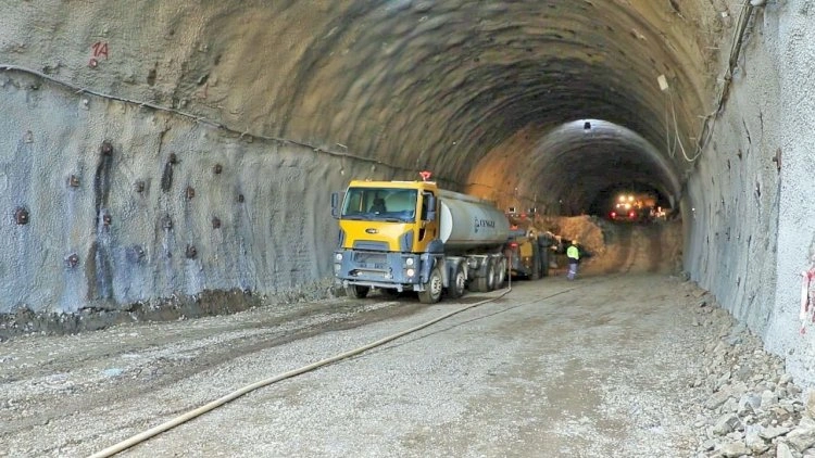 Nəqliyyat eksperti Murovdağ tunelindən yazdı