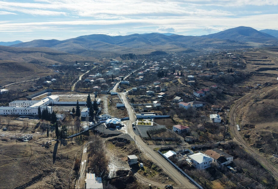 İlham Əliyev Aşağı Oratağ kəndində görülmüş işlərlə tanış olub