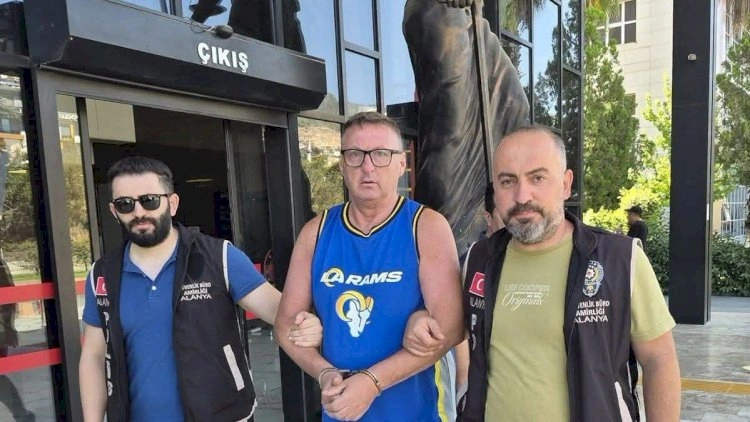 Türkiyə bayrağına tüpürən turist saxlanıldı