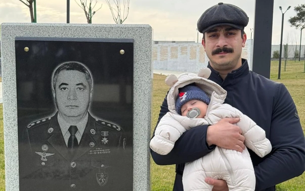 Oğlu və nəvəsi məzarı başında...-FOTO