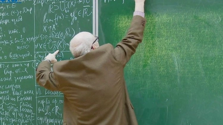 65 yaşdan sonra bu müəllimləri işdə saxlayırlar...