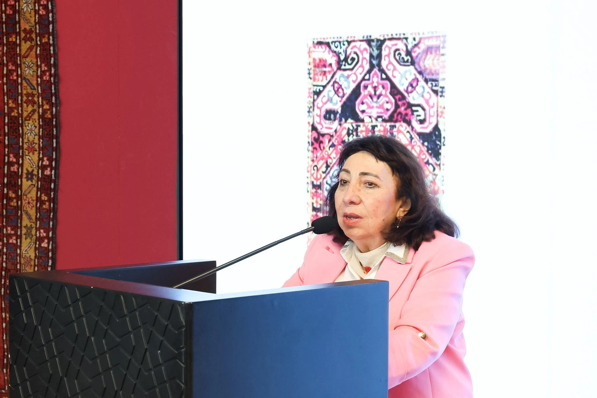 Azərbaycan xalçaçılıq sənətinə dair 3 cildlik nəşr toplusu təqdim olundu - FOTOLAR