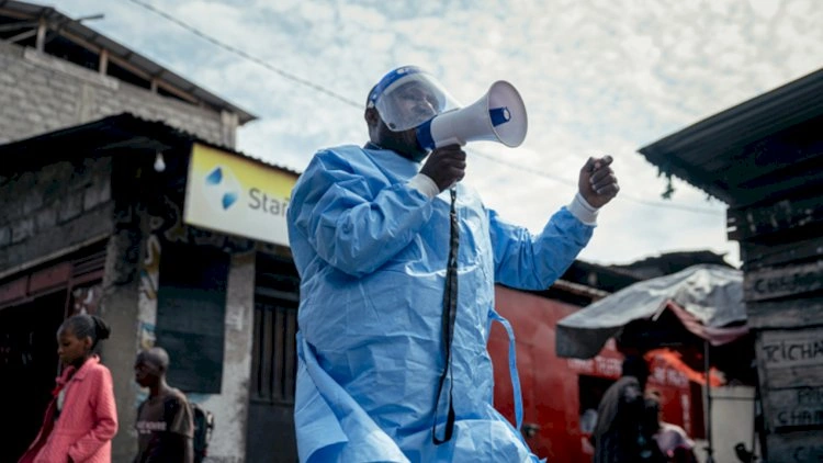 Ebola söhbəti faciə ilə bitdi - Siyasətçi evində öldürüldü