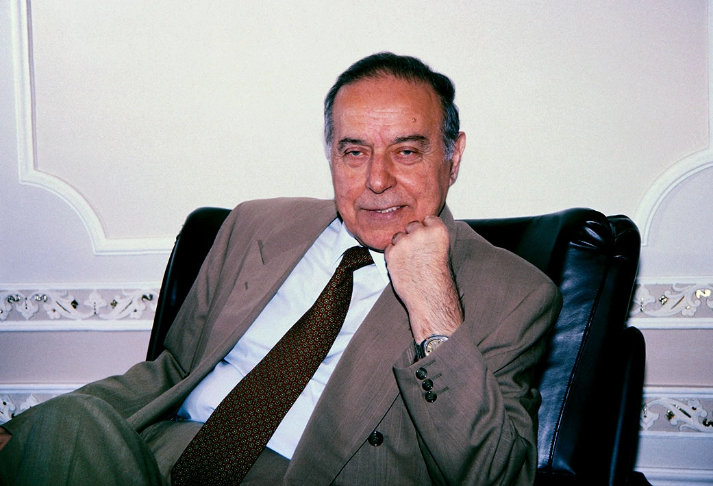 “Heydər Əliyev yanımda Ramiz Mehdiyevə zəng edib dedi ki...” –  Prezidentin fotoqrafı
