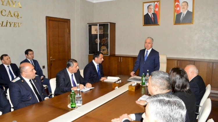 Yeni başçı kollektivə təqdim olundu