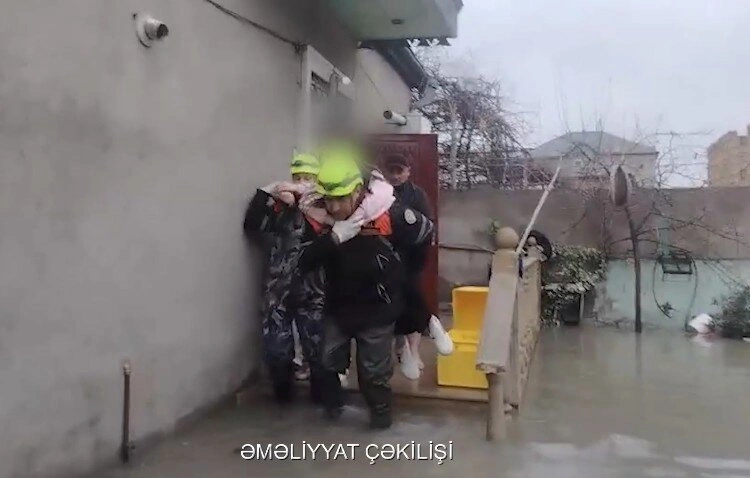 Subasmaya görə köməksiz qalan 9 nəfər xilas edildi - VİDEO