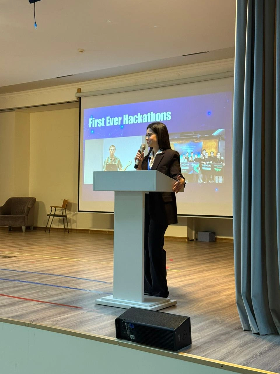 “Changemakers” AI Hackathon Oxbridge Akademiyasında uğurla keçirildi - FOTOLAR