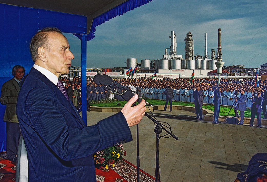 “Heydər Əliyev yanımda Ramiz Mehdiyevə zəng edib dedi ki...” –  Prezidentin fotoqrafı