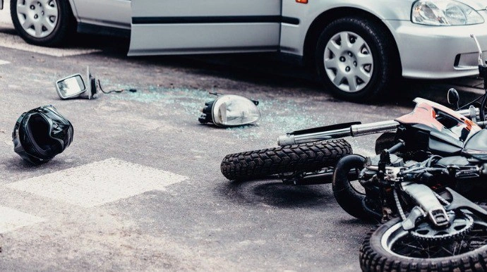 Bakıda avtomobil motosikletlə toqquşdu – ÖLƏN VAR