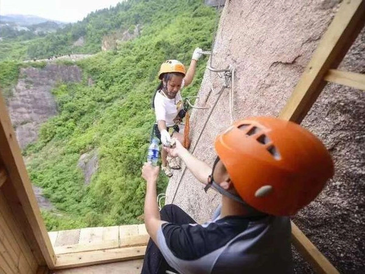 Alpinistlər susuz qalmasın deyə qayalıqda mağaza açdılar