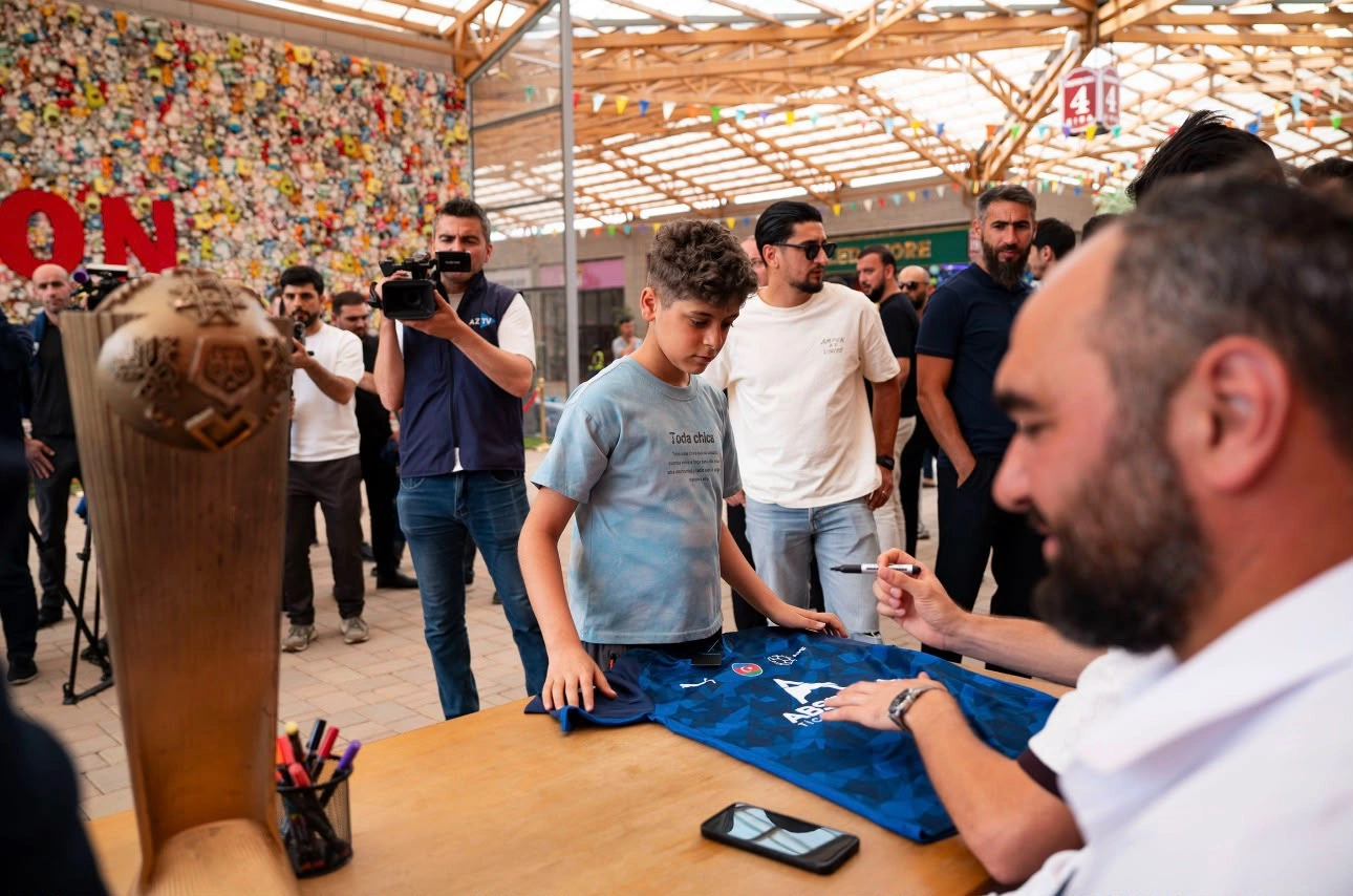 İkiqat qitə çempionları sponsor və azarkeşləri ilə görüşüblər - FOTOLAR