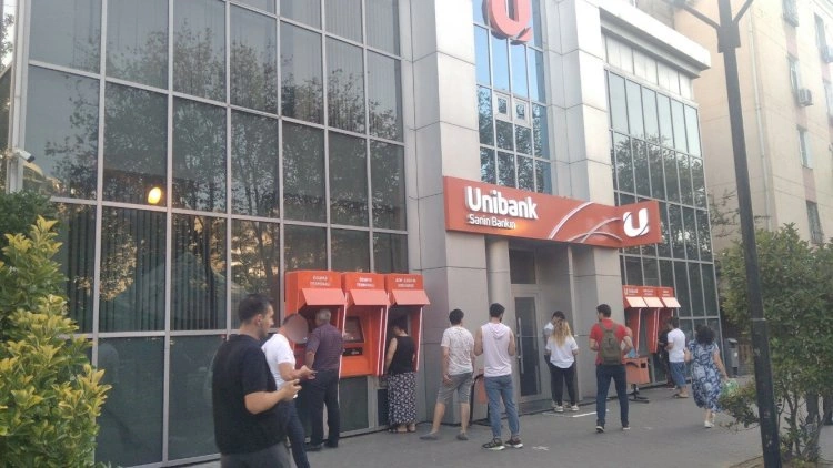 “Unibank” qadın müştərisi ilə MƏHKƏMƏDƏ