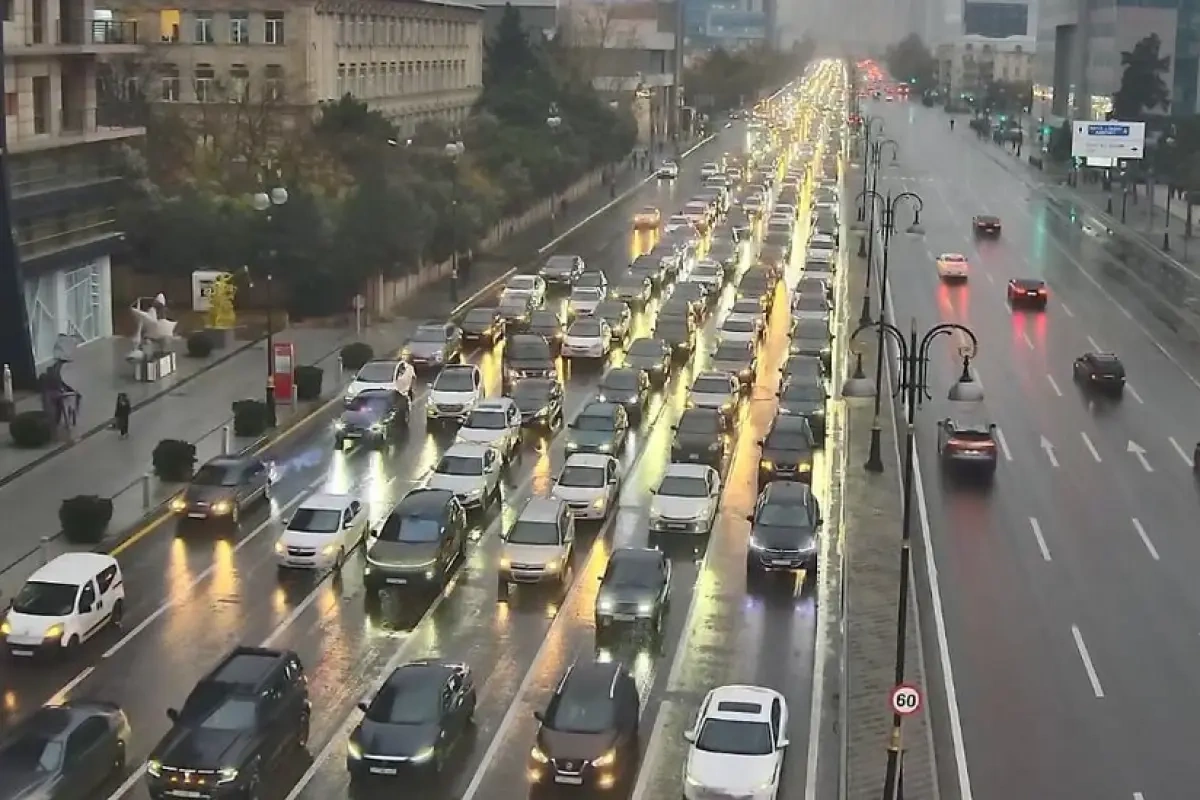 Bakının bir sıra yollarında nəqliyyatın sıxlığı yarandı