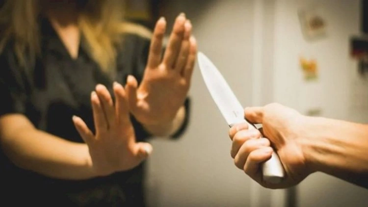 Arvadını 11 yaşlı qızının gözü qarşısında 17 bıçaq zərbəsi ilə öldürənə hökm oxundu