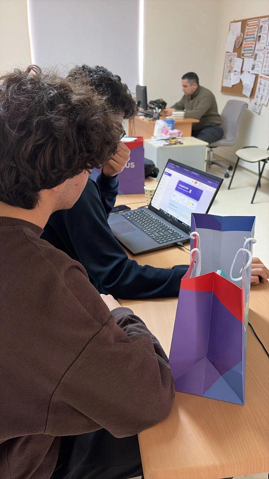 “Changemakers” AI Hackathon Oxbridge Akademiyasında uğurla keçirildi - FOTOLAR