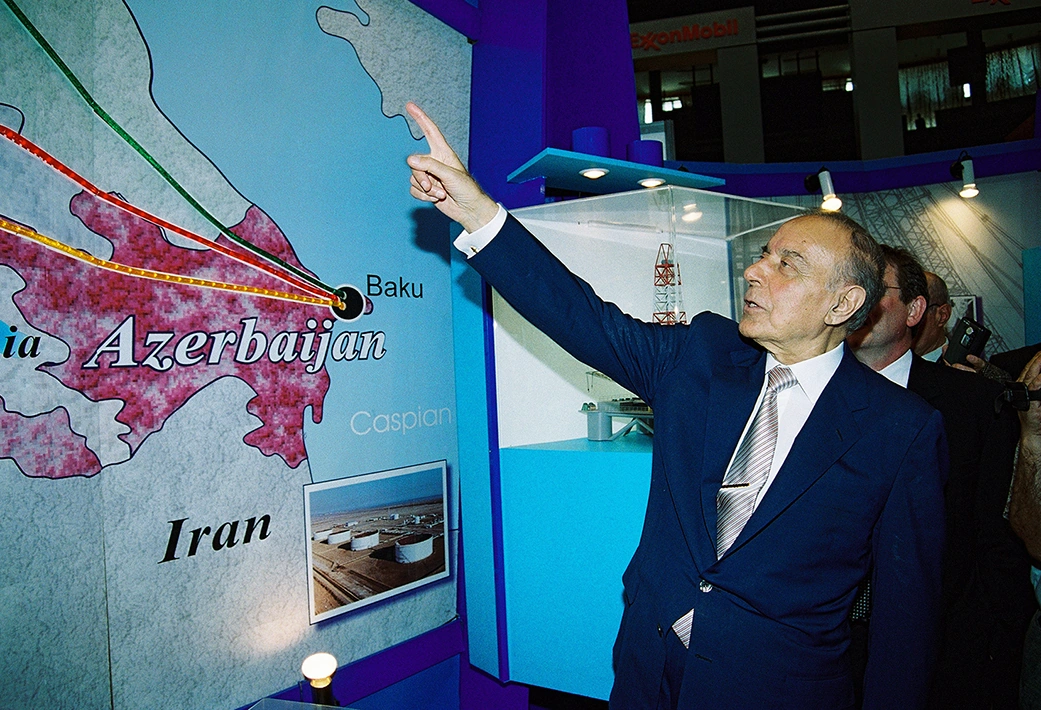 “Heydər Əliyev yanımda Ramiz Mehdiyevə zəng edib dedi ki...” –  Prezidentin fotoqrafı
