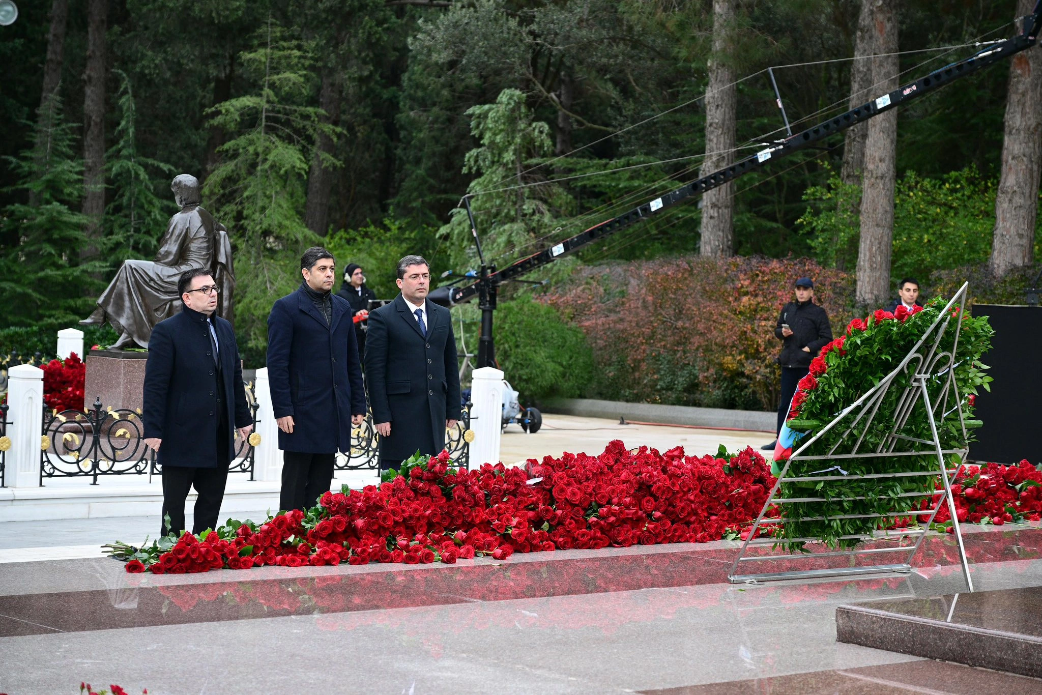 Media nümayəndələri Heydər Əliyevin xatirəsini anıblar - FOTO