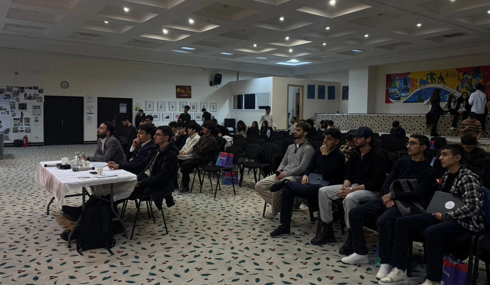 “Changemakers” AI Hackathon Oxbridge Akademiyasında uğurla keçirildi - FOTOLAR