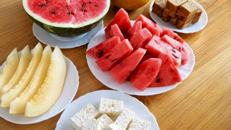 Qarpızın yanında çörək və pendir yeyənlərə   xəbərdarlıq