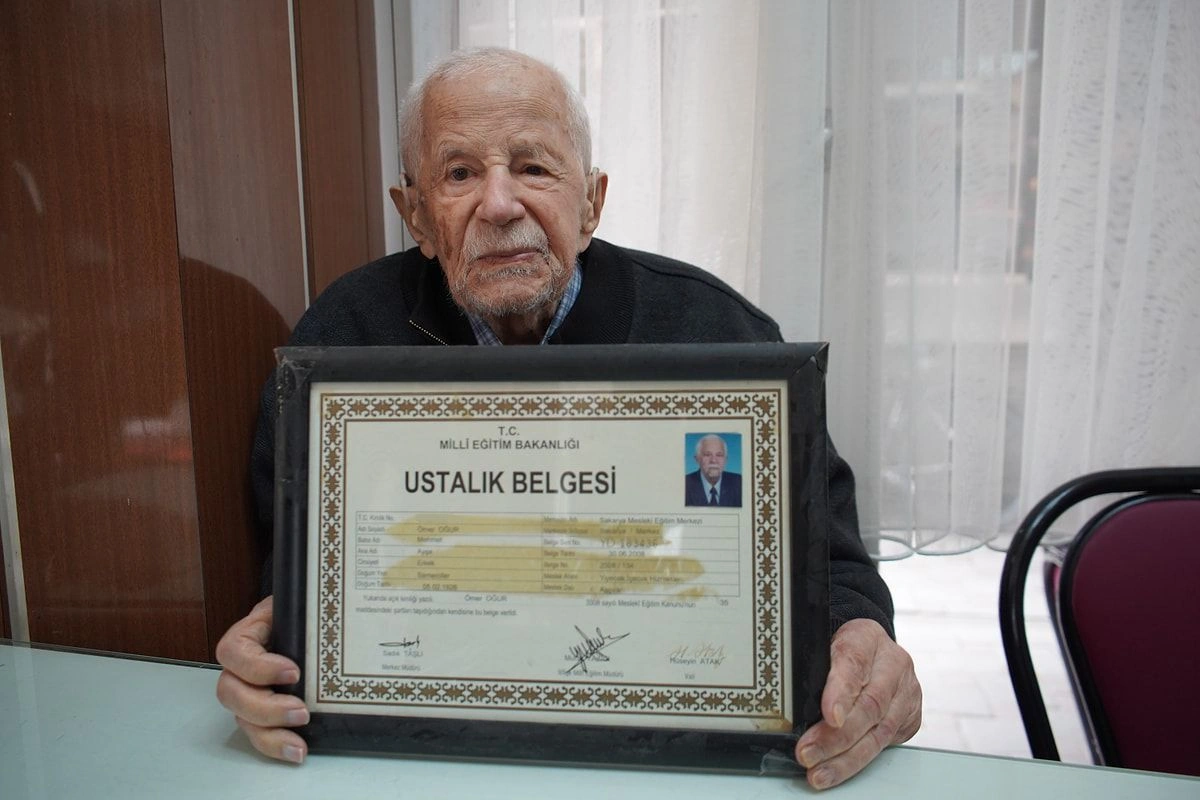 100 yaşlı dönər ustasının təqaüdə çıxmaq niyyəti yoxdur