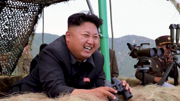 Kim Çen In modernləşdirilmiş silah sistemlərinin sınaqlarını izlədi