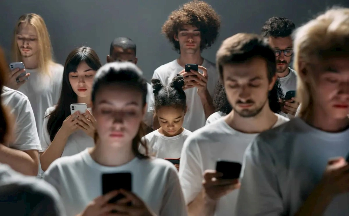 Smartfonlardan istifadə üz quruluşumuzu dəyişdirir - Həkim