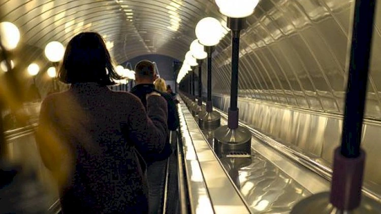 Bakı metrosunda həyəcan: 80 nəfər eskalatorda   yıxıldı