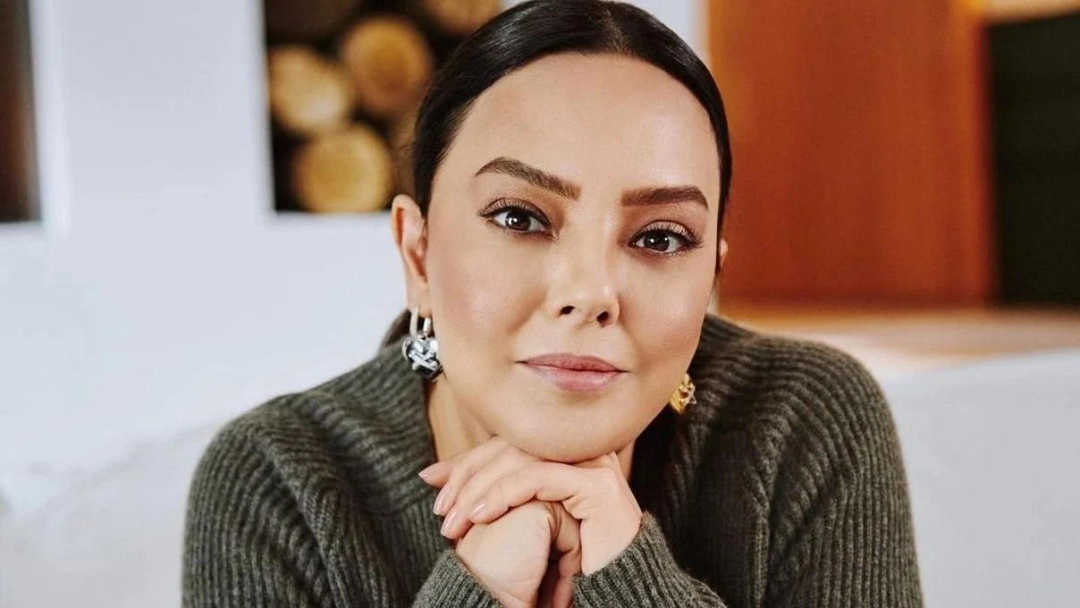 Ebru Gündeşin analıq sevgisi - FOTO