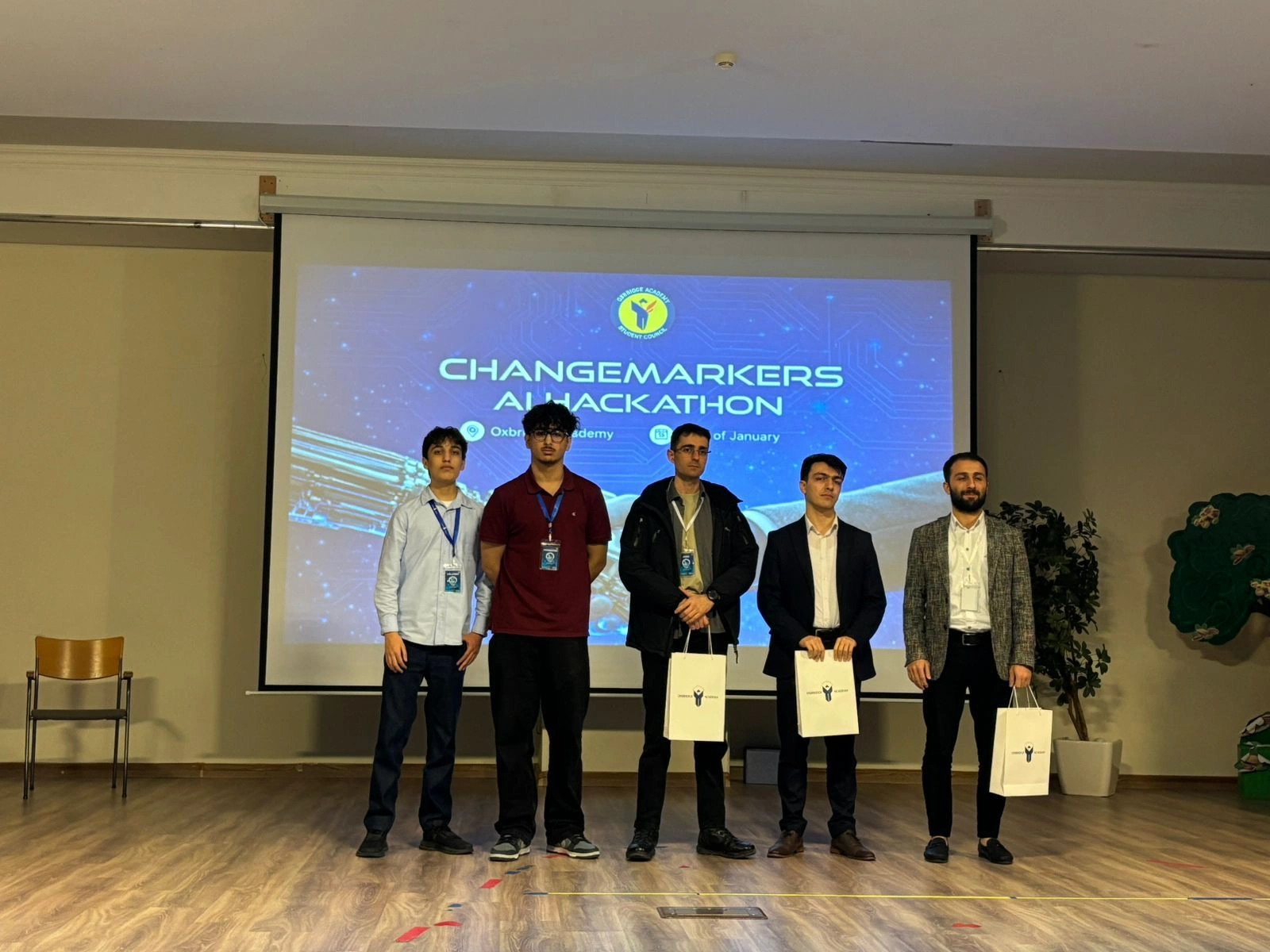 “Changemakers” AI Hackathon Oxbridge Akademiyasında uğurla keçirildi - FOTOLAR