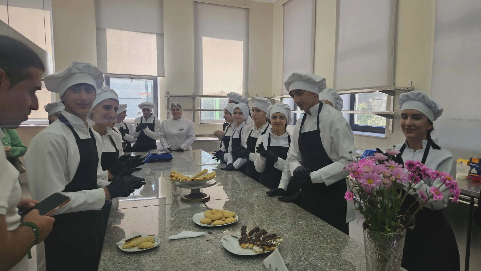 Traktor sürən qadınlar, hoteldə işləyən tələbələr – Cənubdan REPORTAJ