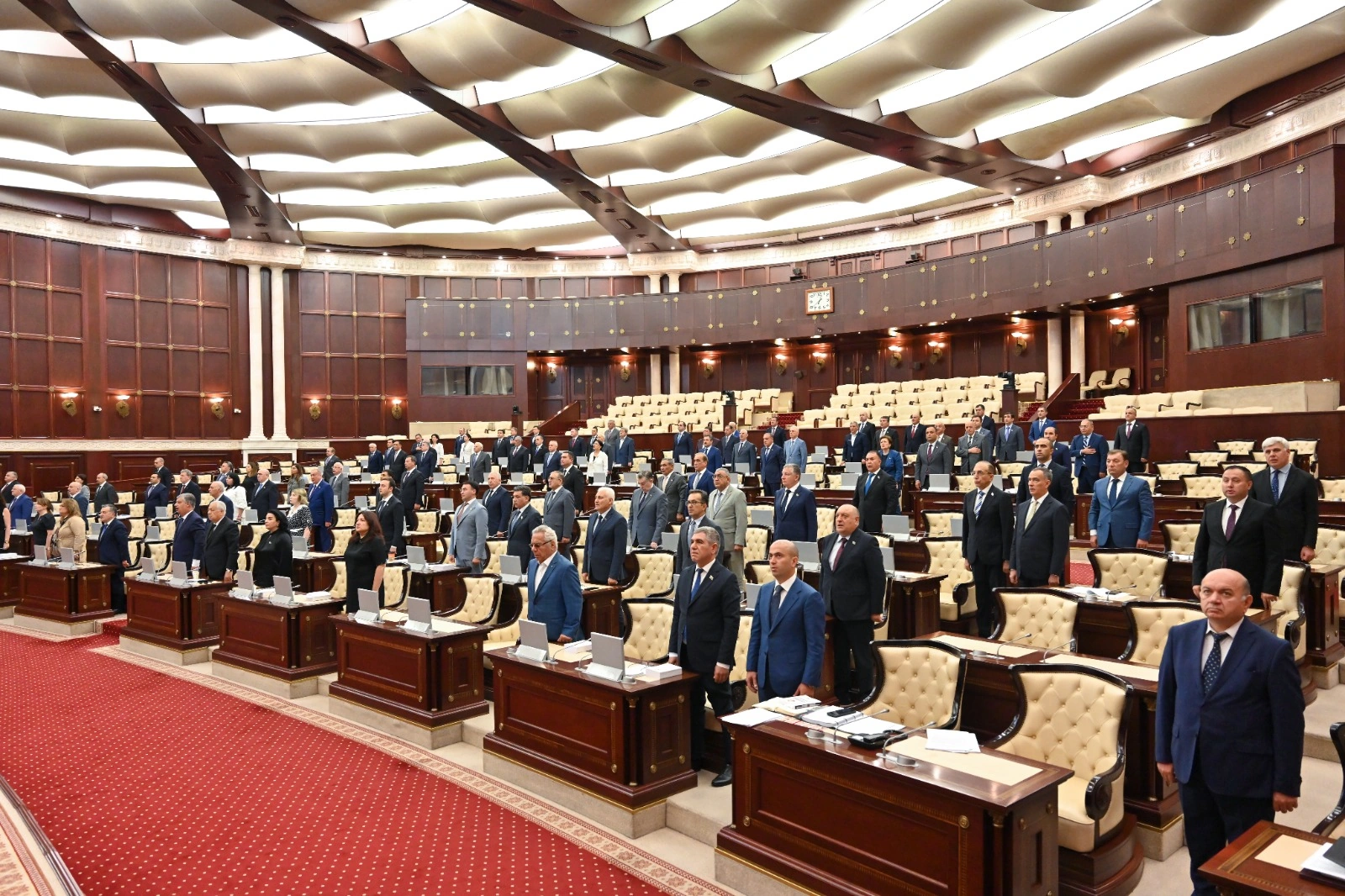 Parlamentdə bir dəqiqəlik sükut: Xocalı qurbanları anıldı