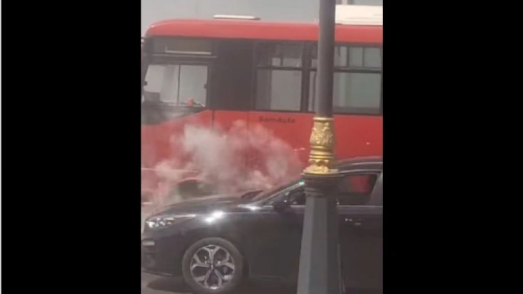 Bakıda avtobus yandı, sürücünün xəbəri olmadı -   VİDEO