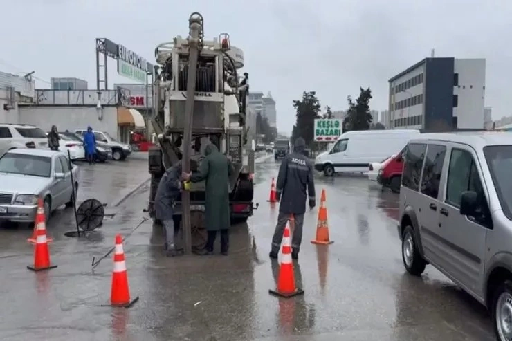 Eurohomeun qarşısı yağış sularından təmizləndi