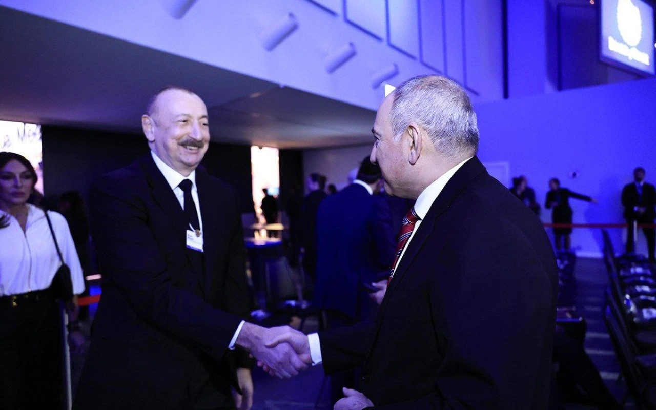İlham Əliyev Paşinyanla ayaqüstü söhbət etdilər