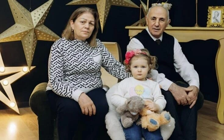 Bir kəlmə də danışmır