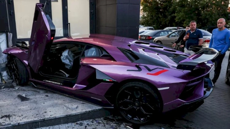 Milyarderin oğlu “Lamborghini“ ilə yaşayış binasına çırpıldı - Xəsarət alanlar var