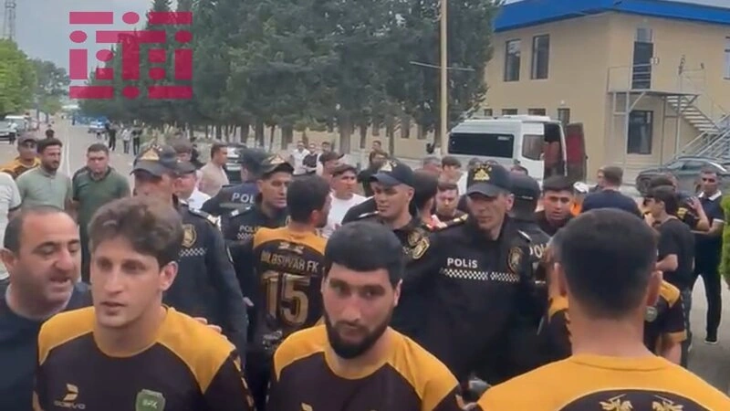 Azərbaycan çempionatında futbolçular və azarkeşlər arasında dava düşdü - VİDEO