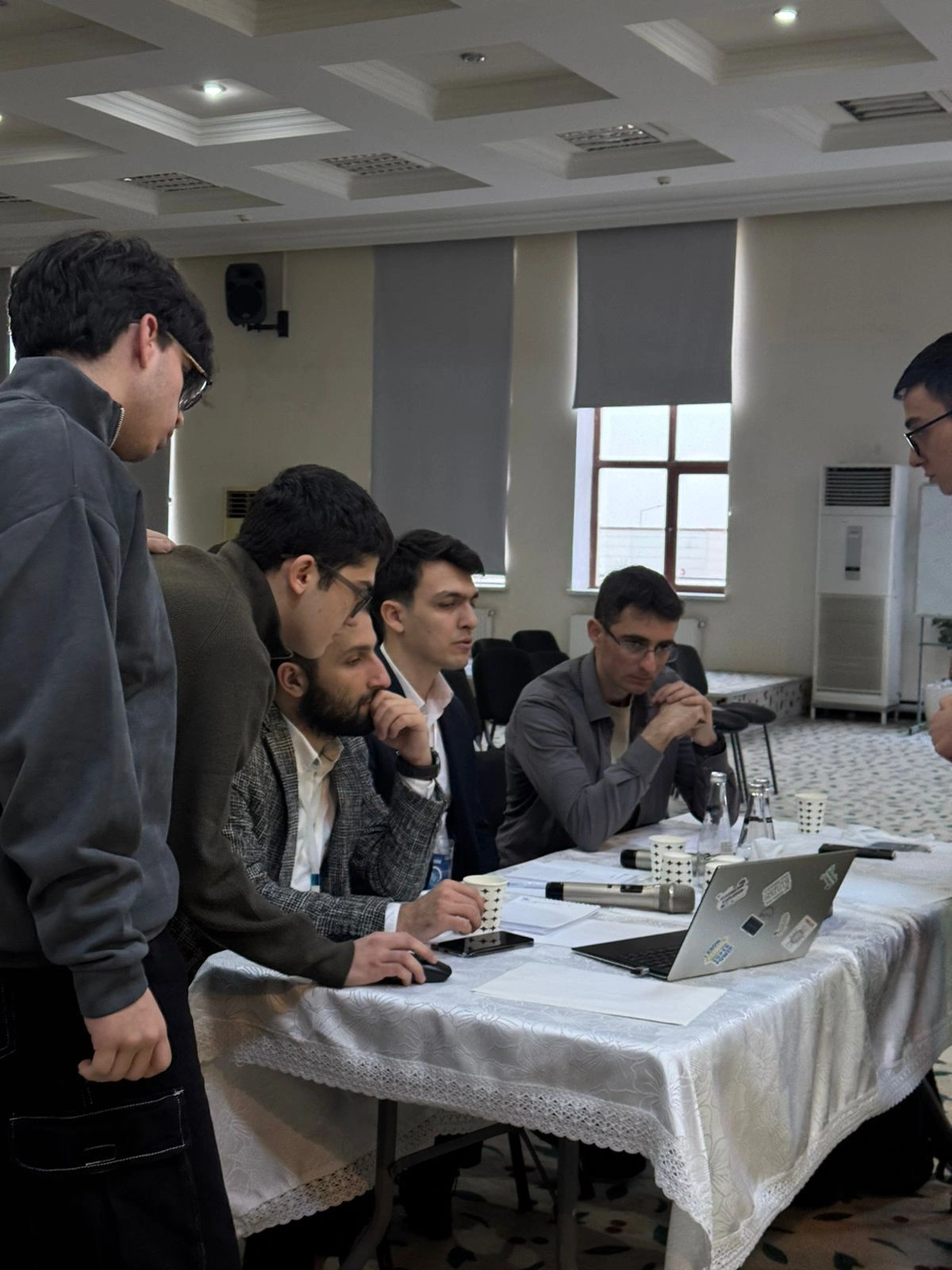 “Changemakers” AI Hackathon Oxbridge Akademiyasında uğurla keçirildi - FOTOLAR