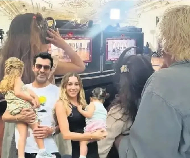 Məşhur aktyorun qızları çəkiliş meydançasında gülüş yaratdı - FOTO