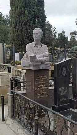Etibar Əliyev dayanmır: Hacı Şahinlə bağlı yenə yazdı...