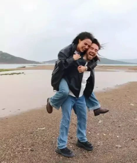 Romantik paylaşımı ilə izləyiciləri heyrətləndirdi