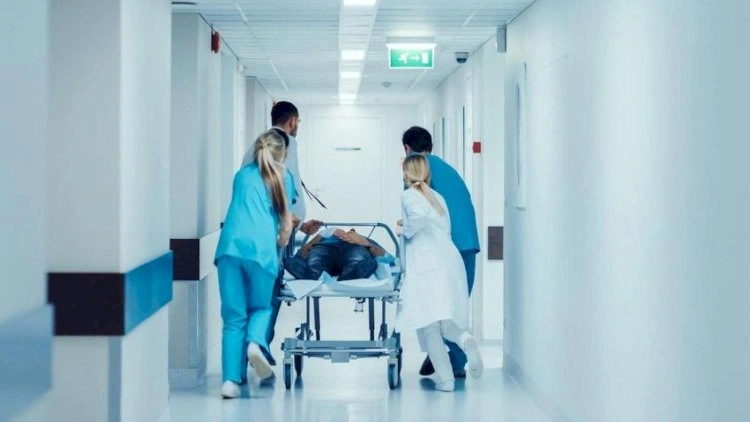 İşdən çıxarıldı: baş həkimin müavinini bıçaqladı