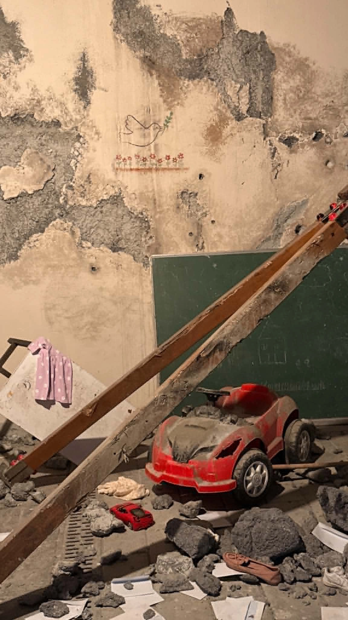 Toz basmış əlil arabası, sahibsiz oyuncaqlar... - Qəzza Evindən FOTOREPORTAJ