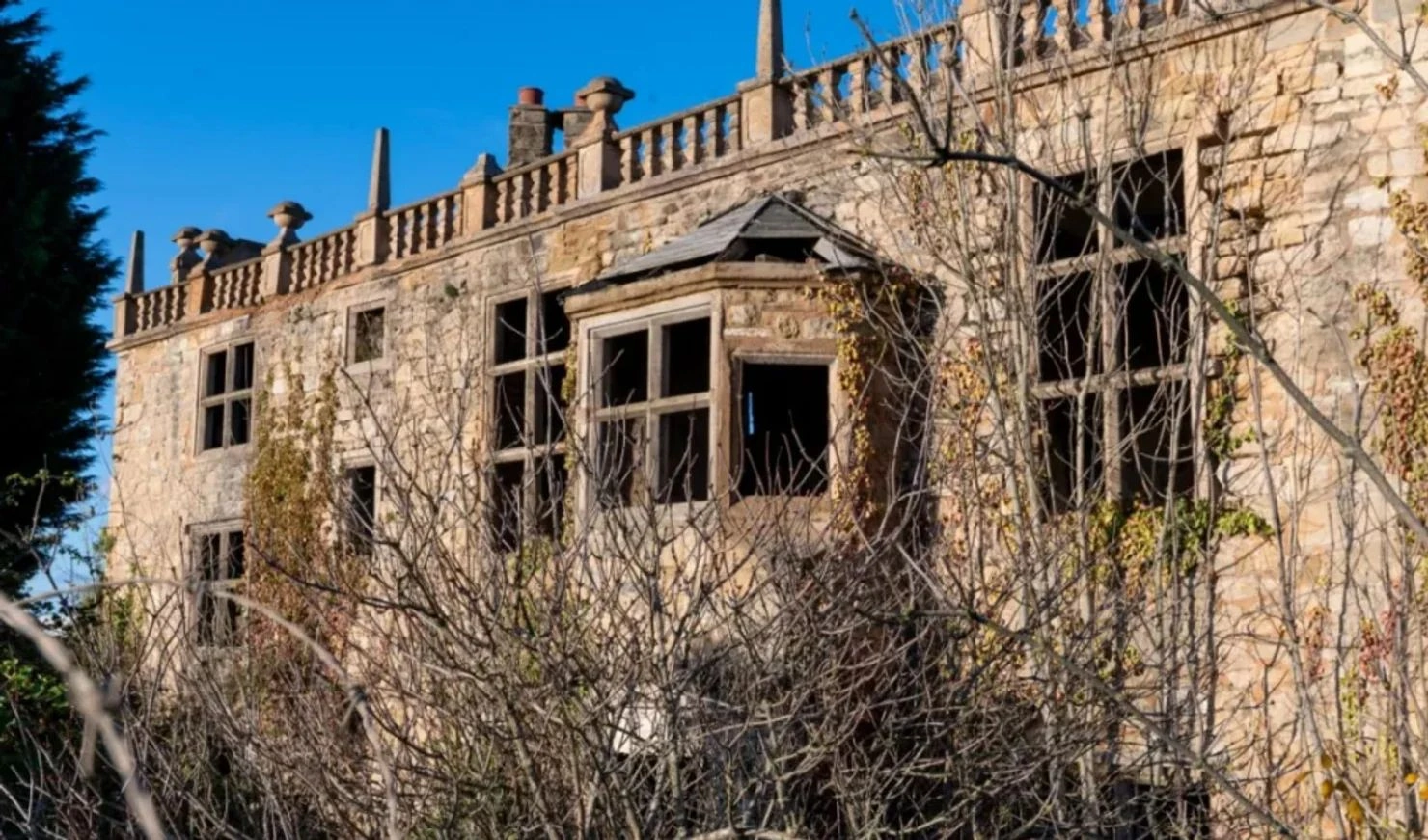30 ildir boş qalan Həkim evi yenidən satışda