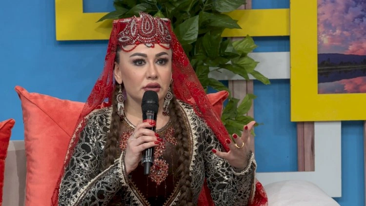 Rəqqasənin yeniyetmə oğlu maşın sürdü –   VİDEO