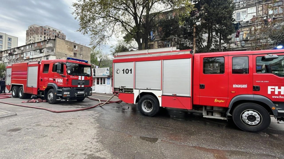 Bakıda yaşayış binası yanır