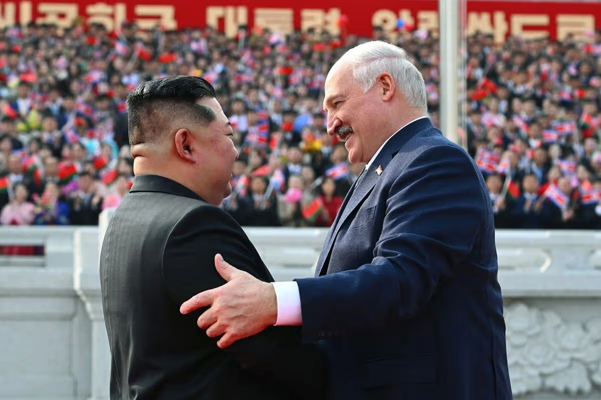 Lukaşenko: Kim Çen diktator deyil