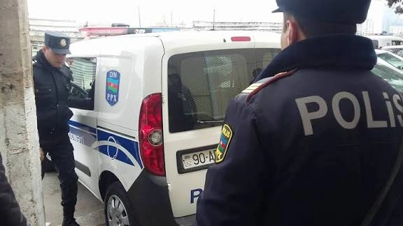 Rusiyadan gəlib arvadını evdən qovdu, qonşusunu bıçaqladı - Cinayətin təfərrüatı