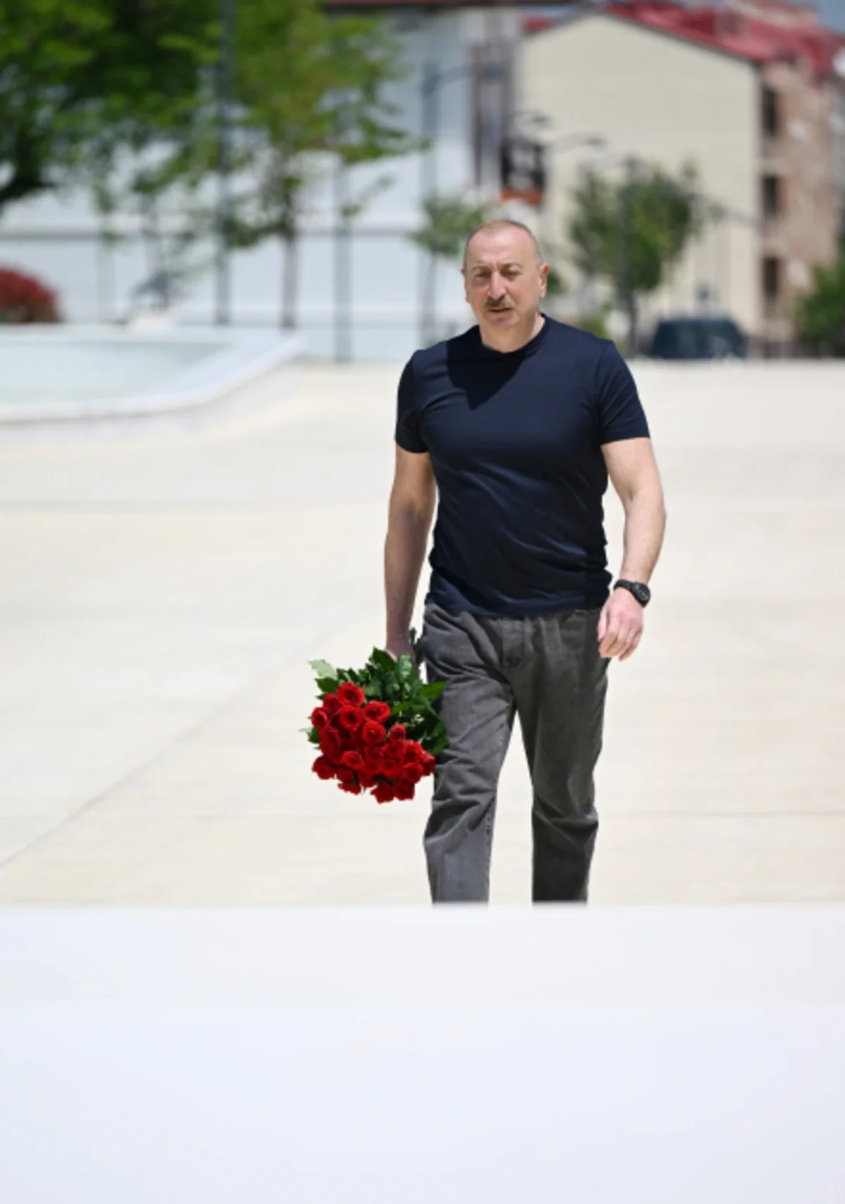 İlham Əliyev Xankəndidə Zəfər tağının önünə gül dəstələri düzüb - FOTOLAR