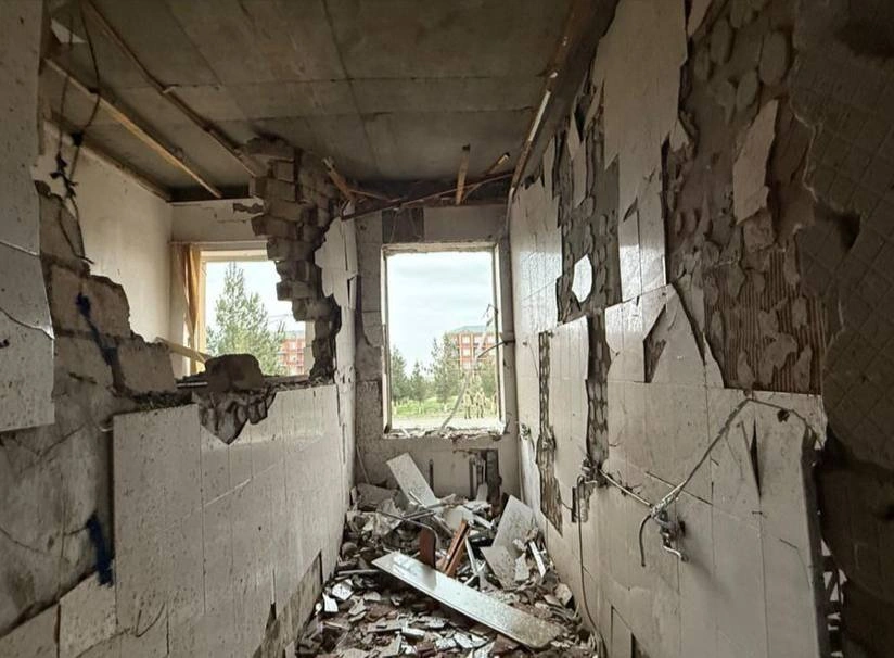 Naxçıvanda PUA yaşayış evinə düşdü: Ciddi dağıntı var - FOTO